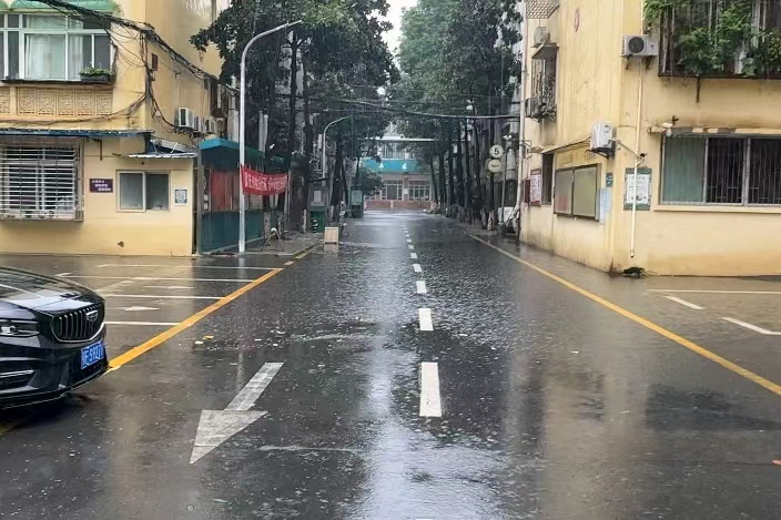8月13日,台风“白海豚”暴雨期间,输电小区内部几乎无积水(樊成鑫 摄)