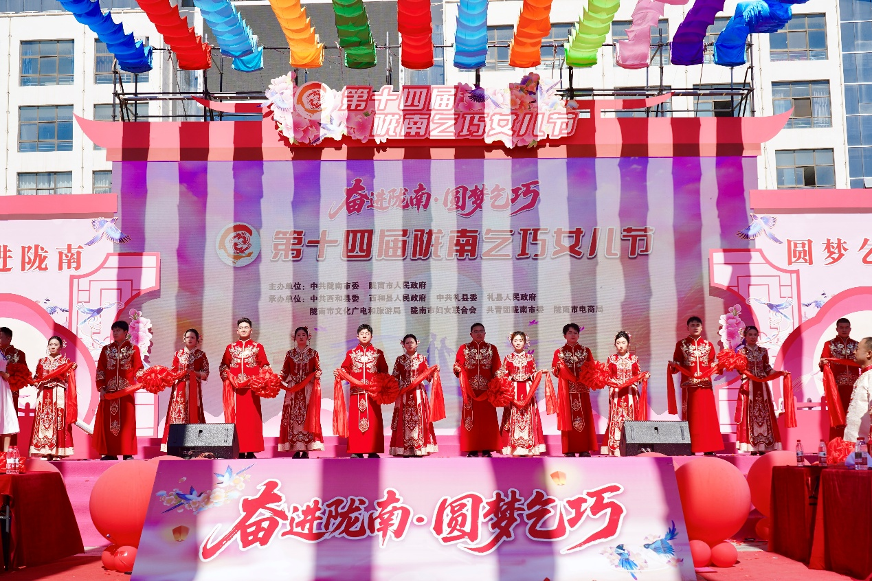 集体婚礼现场(王宝 摄)