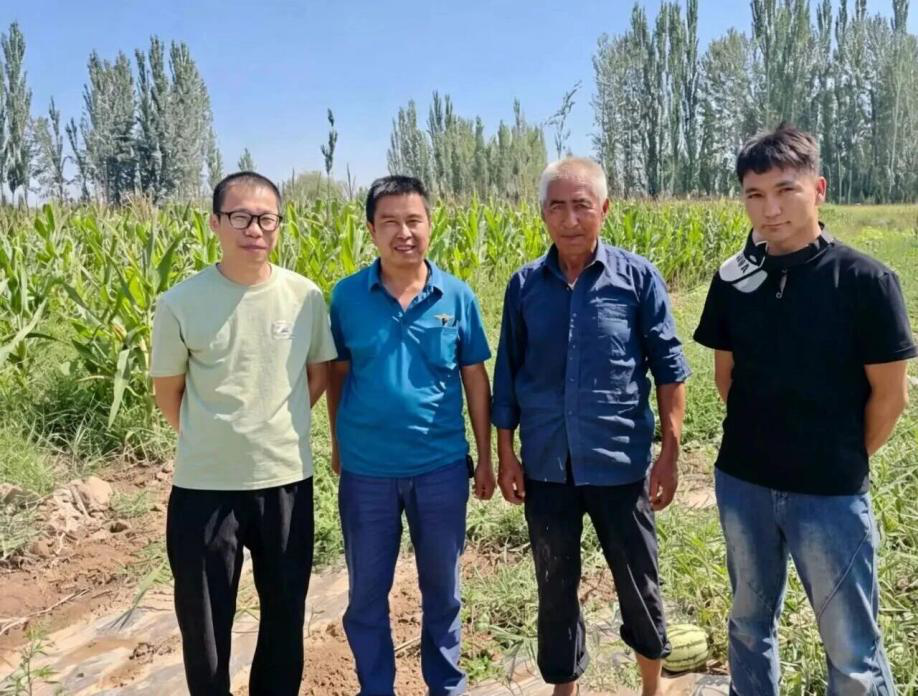 李亚云(左一)和村民在田间地头(陈凯 摄)