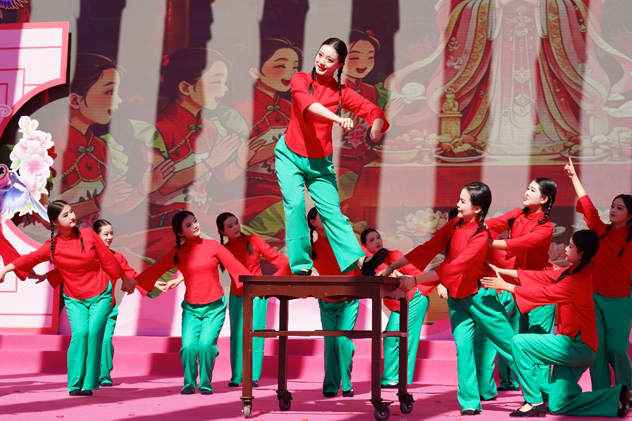 现场文艺表演(王宝 摄)
