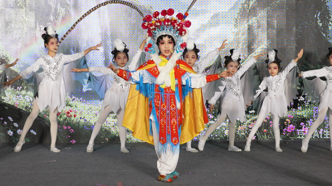 少儿粤剧《和谐共处大家园》表演(莫焜 摄)