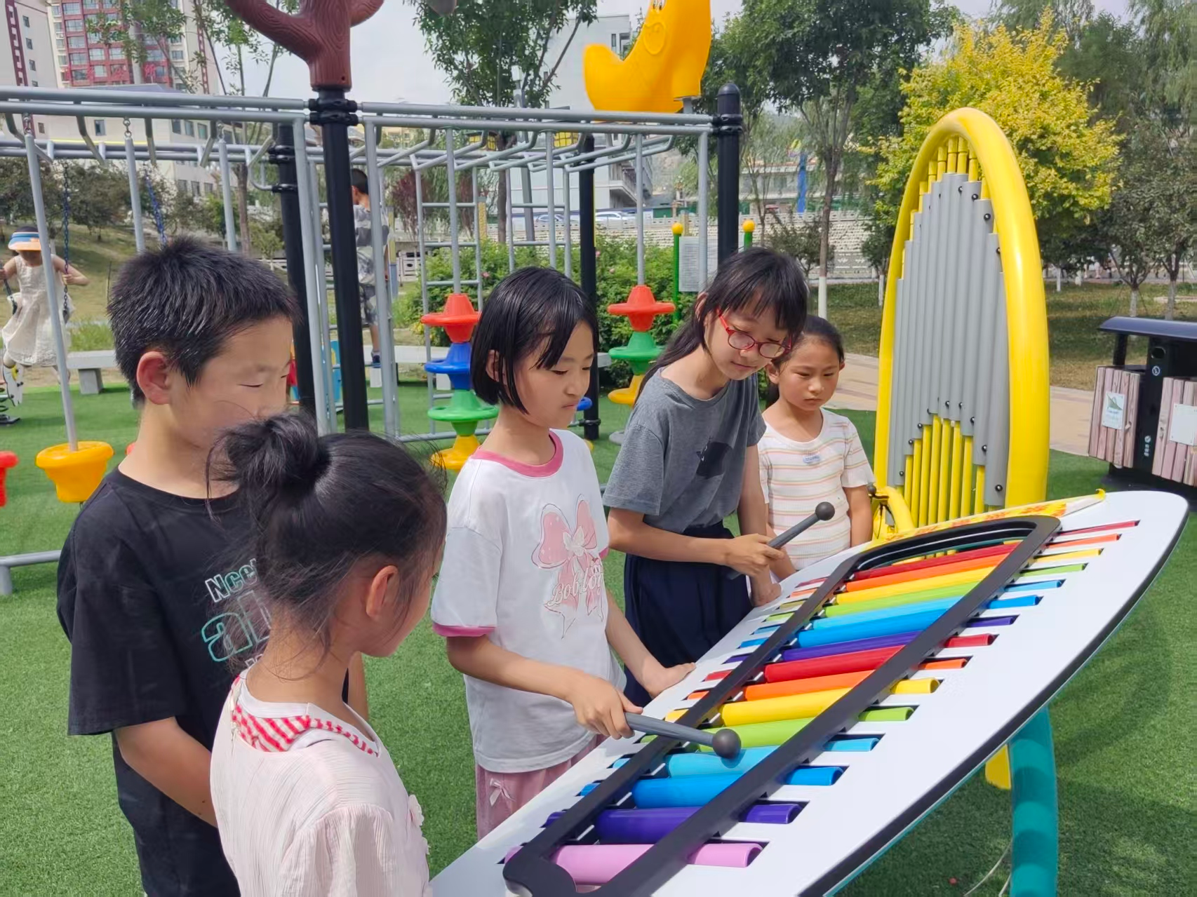 孩子们在敲击乐声中玩的兴奋不已(岳彦龙 摄)
