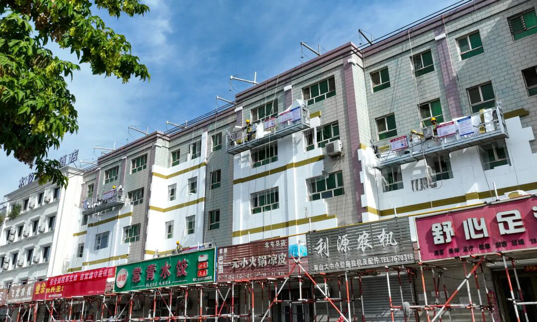 新疆生产建设兵团第十师北屯市博望街老城区老旧小区改造施工现场(李正虎 摄)