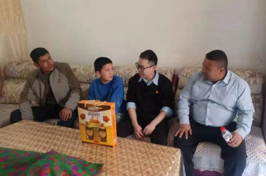 李亚云(右二)入户走访(陈凯 摄)