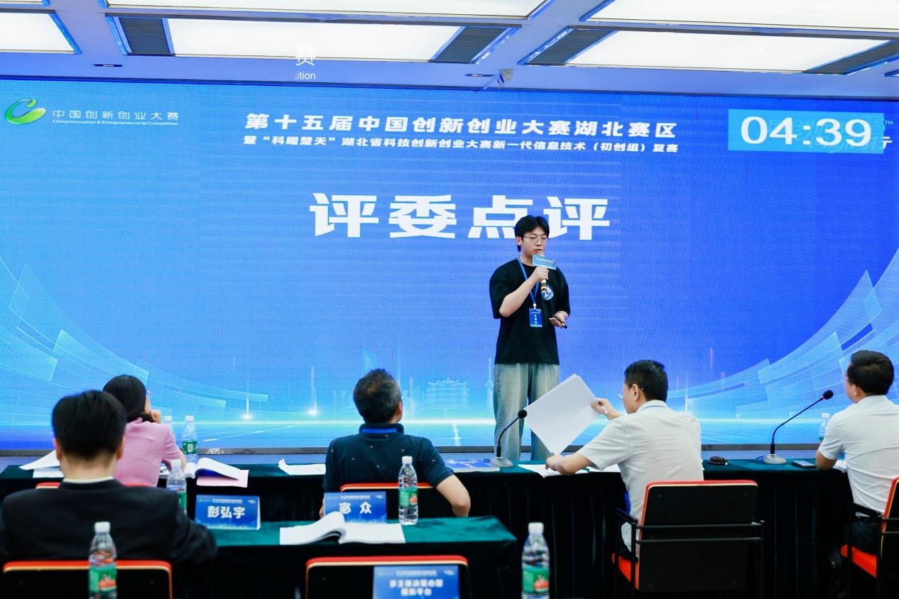 评委现场点评(黄源 摄)