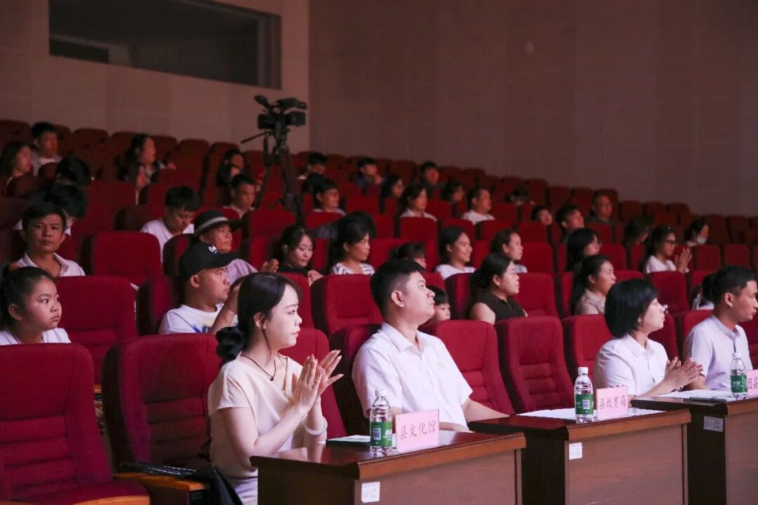 现场评委、师生代表认真观赛。(李莹 摄)
