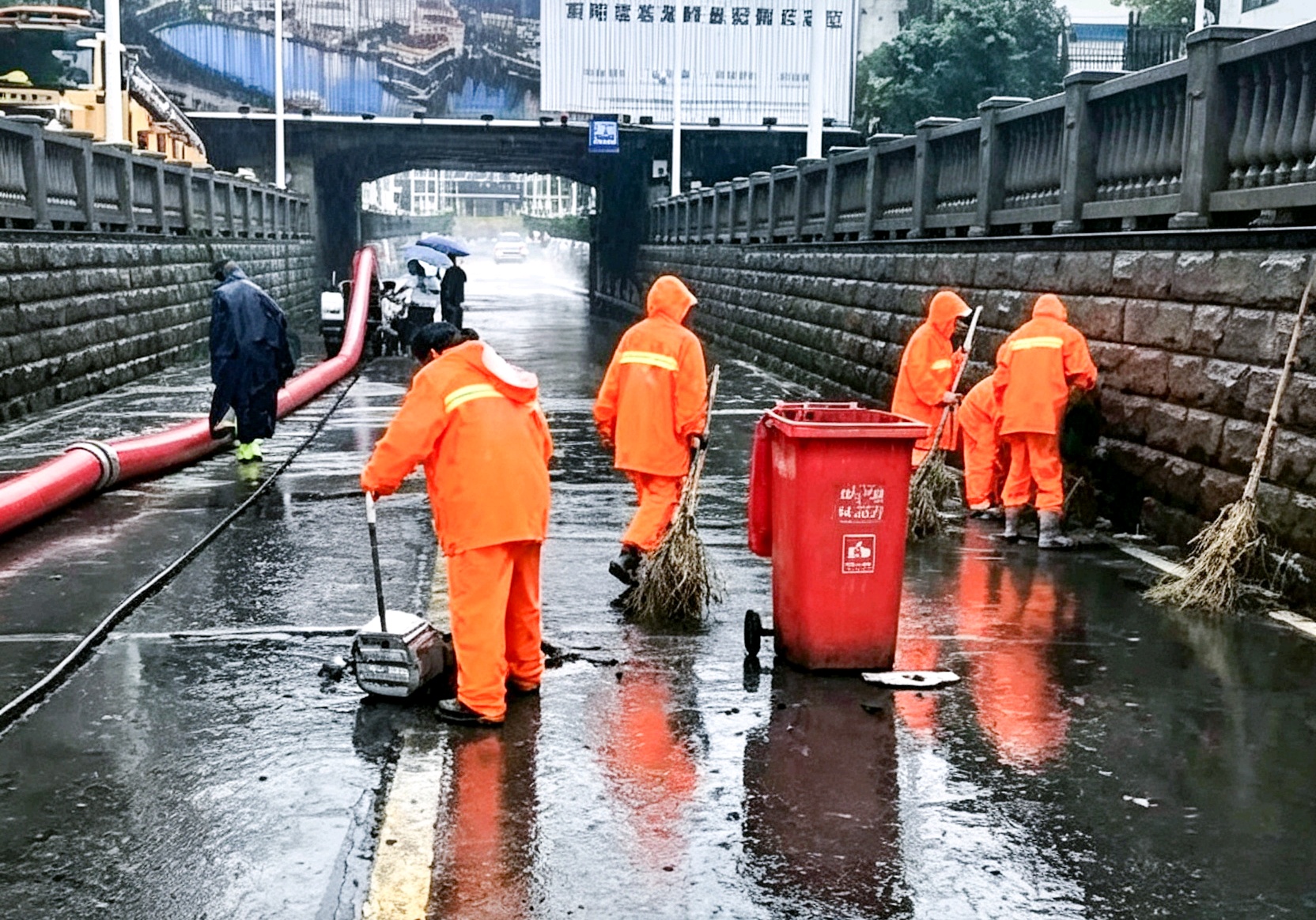 樊城区丹江路涵洞正在清理道路淤泥(唐黎 摄)