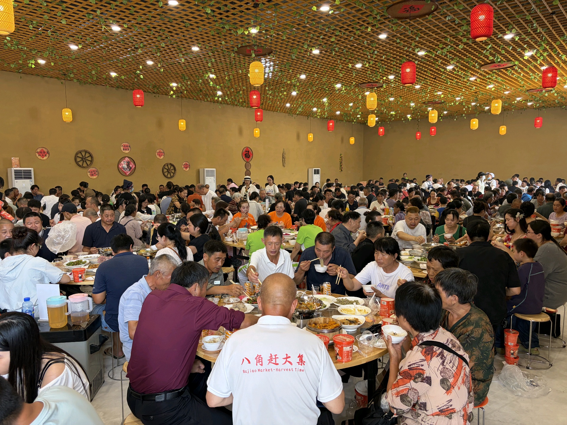 当地居民、市民游客围坐就餐(李峥嵘 摄)