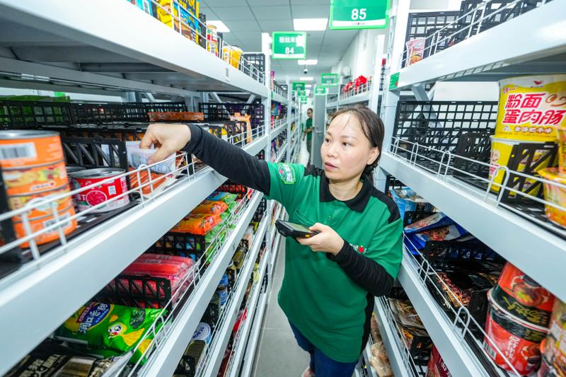 叮咚买菜匡河站,分拣员正在分拣产品。(葛庆钊 摄)