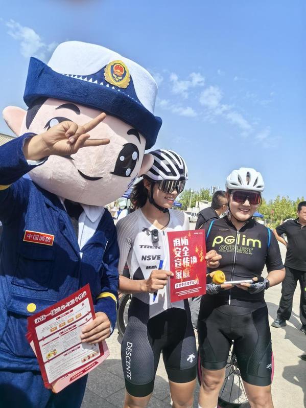 车手李思(中)现场做起了“消防安全宣传员”(查燕荣 摄)
