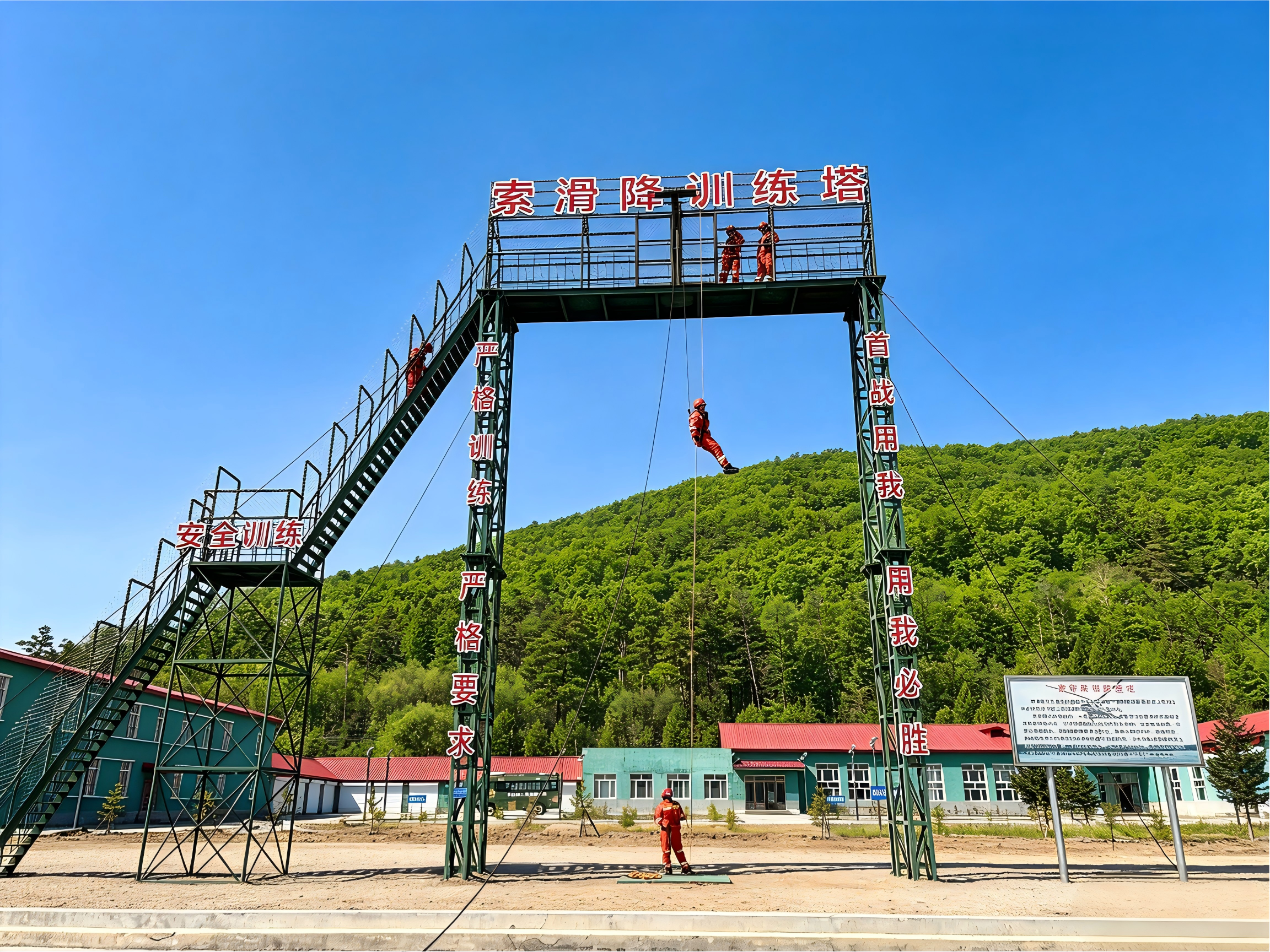 林业局直属森林消防大队正在进行索降专项训练(侯高洋 摄)