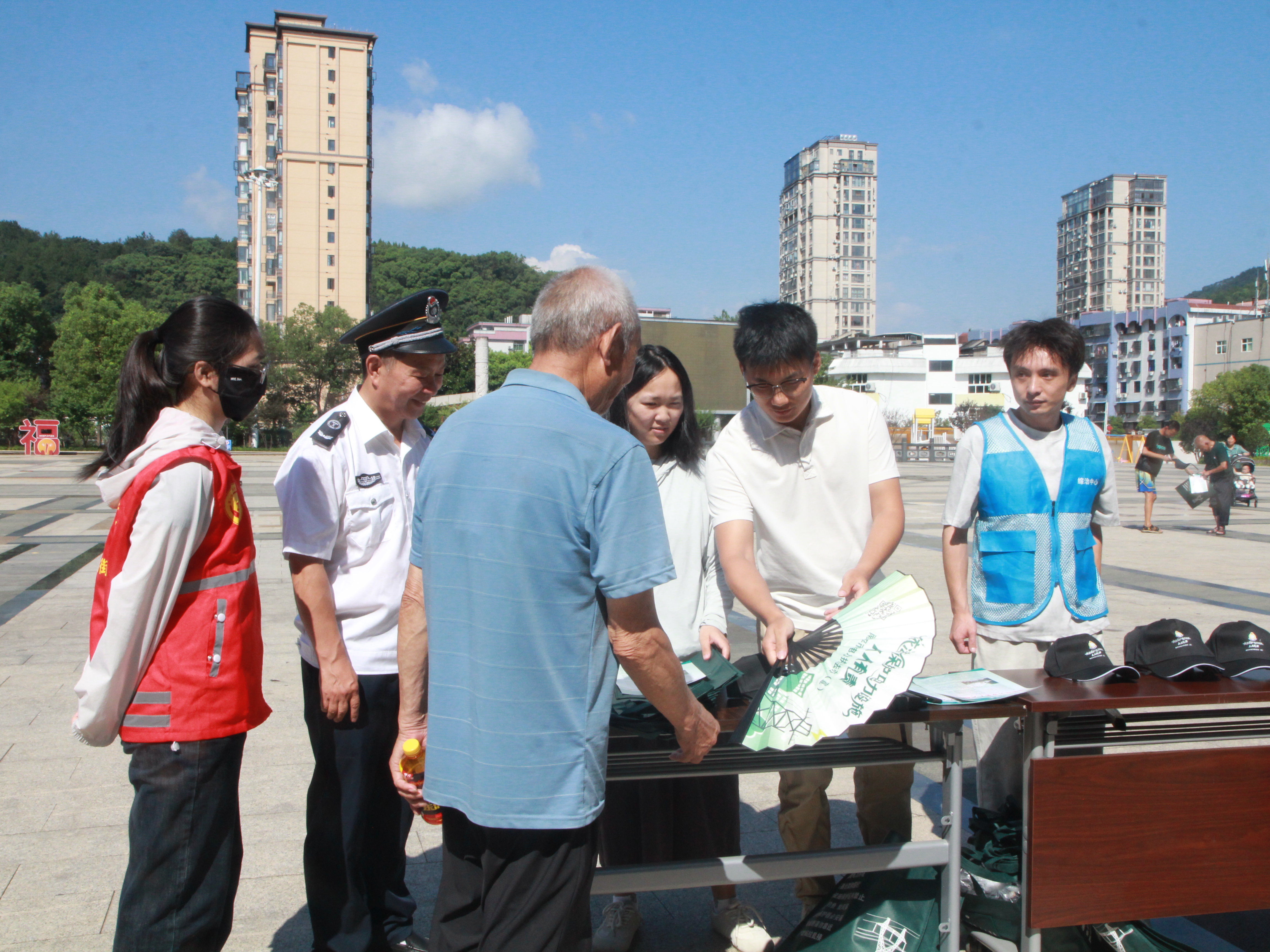 8月12日,国网政和县供电公司联合县电力执法办、县工信局在市民广场开展“电力设施连万家,群防群治护安宁”电力设施保护宣传月集中宣传活动。(张荣麒 摄)