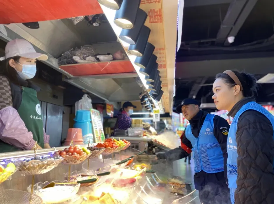 “巷导”志愿者走访旮旯巷小吃街(汪毓秀 摄)