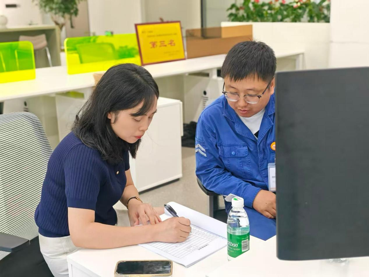 县住建局工作人员主动走进企业开展服务(唐琴 摄)