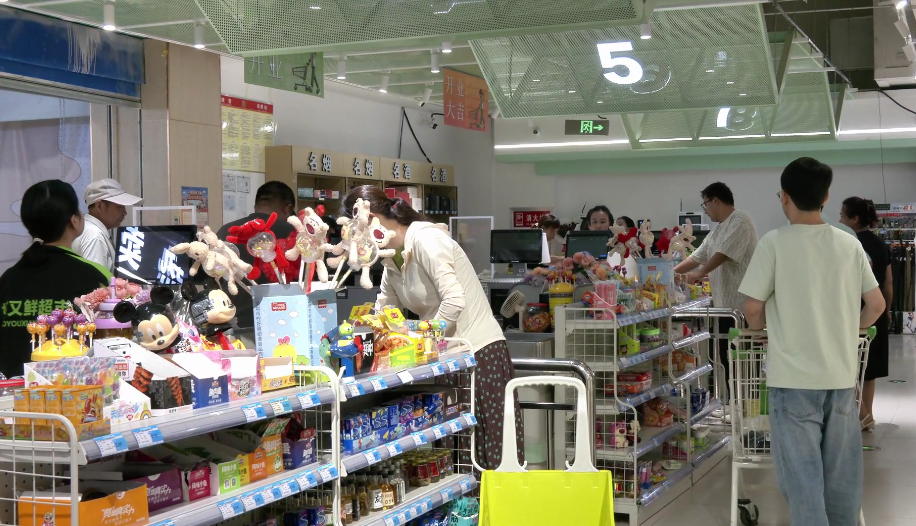 拜城居民正在商超采购(高娇娇 摄)