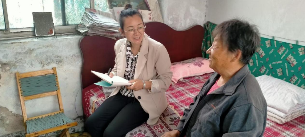 上门问冷暖(白凯扬 摄)