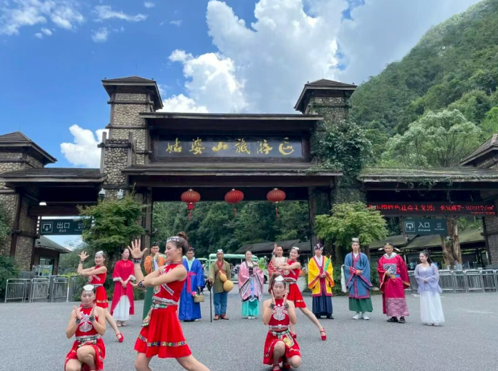 民族歌舞表演(黄剑平 摄)
