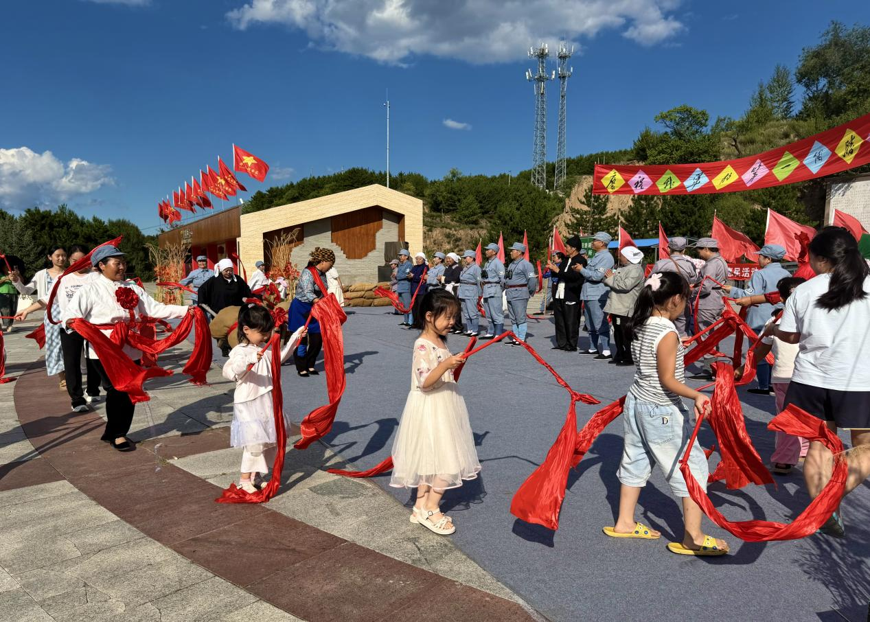 演员们手持红绸欢庆胜利(刘泽清 摄)