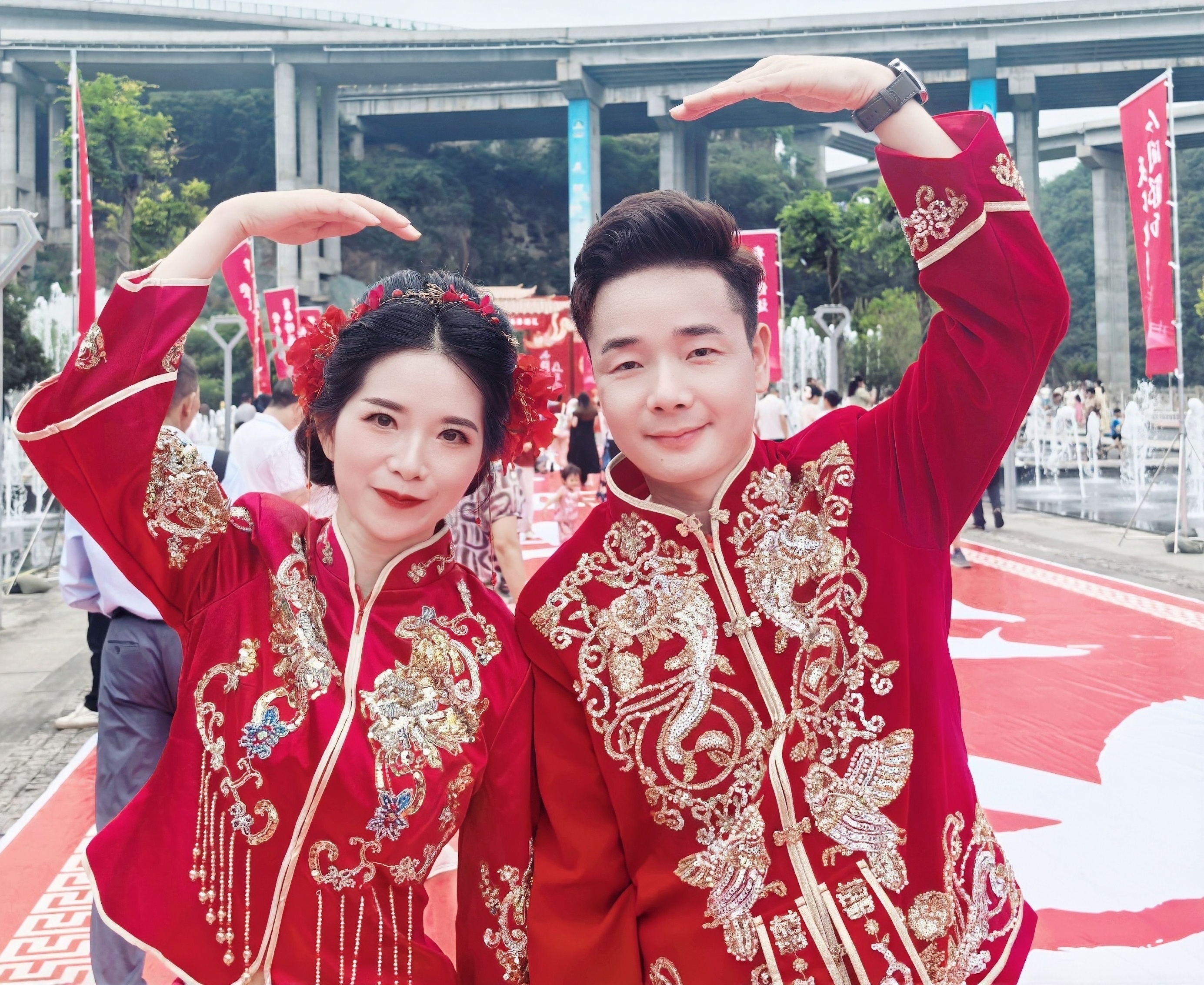 来自湖北十堰竹溪县的新娘谢丹珍,与上海松江区的新郎晏光富跨越千里双向奔赴。(余惠玲 摄)