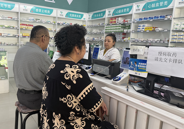 居民通过医保智能刷脸终端购药(刘玉娟 摄)