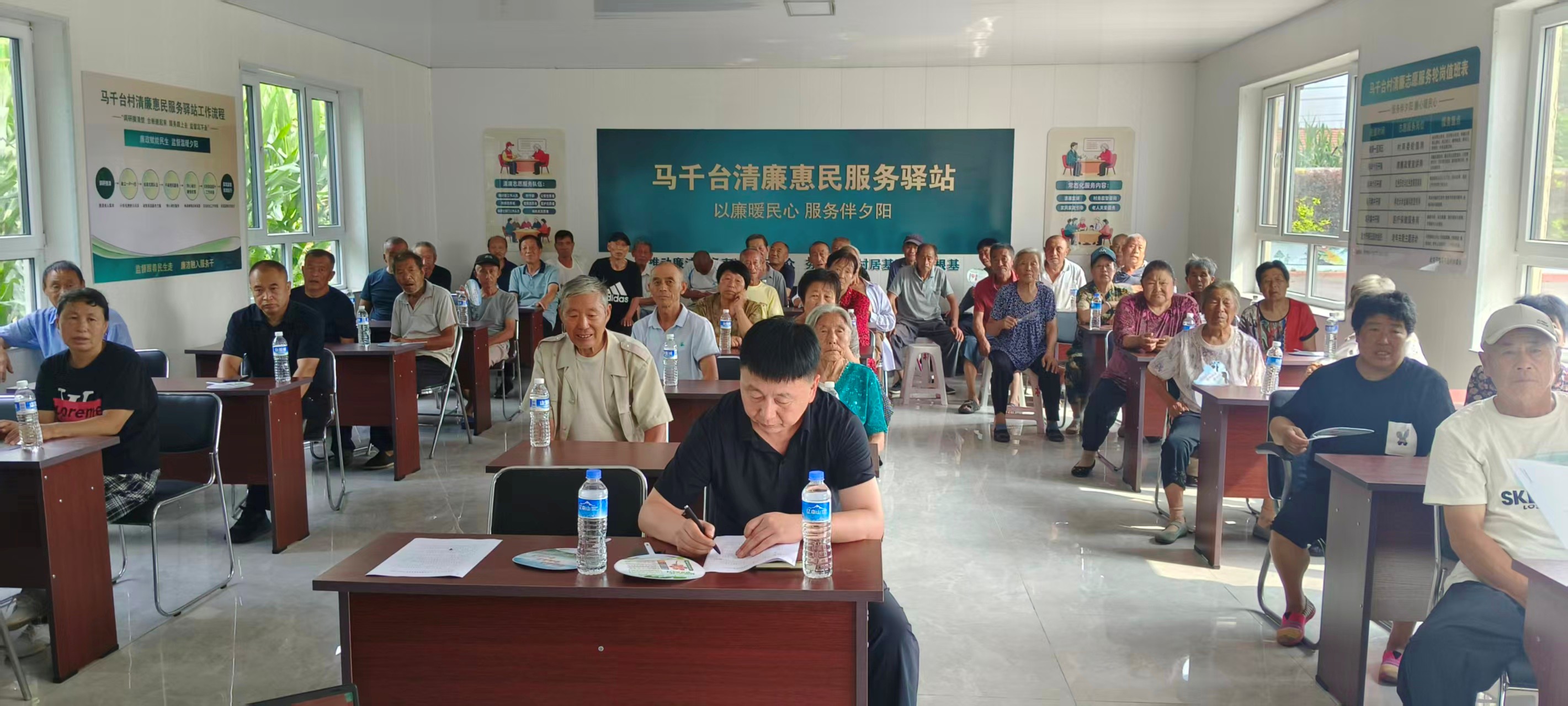 金沟子镇老年群众在聆听镇纪委工作人员讲解涉老惠民政策(郑志娟 摄)