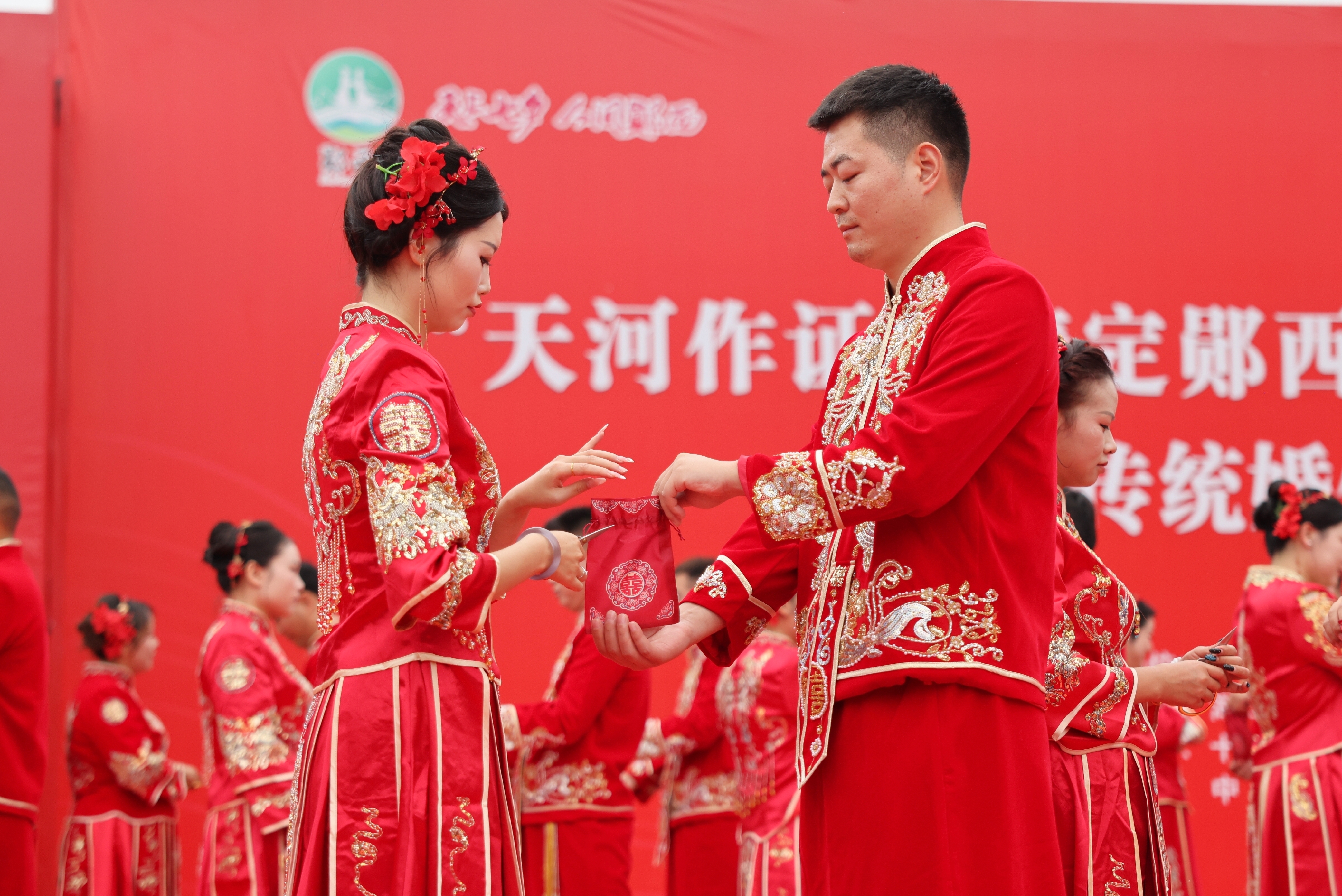 新人将发丝装入五谷香囊,寓意“青丝结发,白首不离”。(张建波 摄)