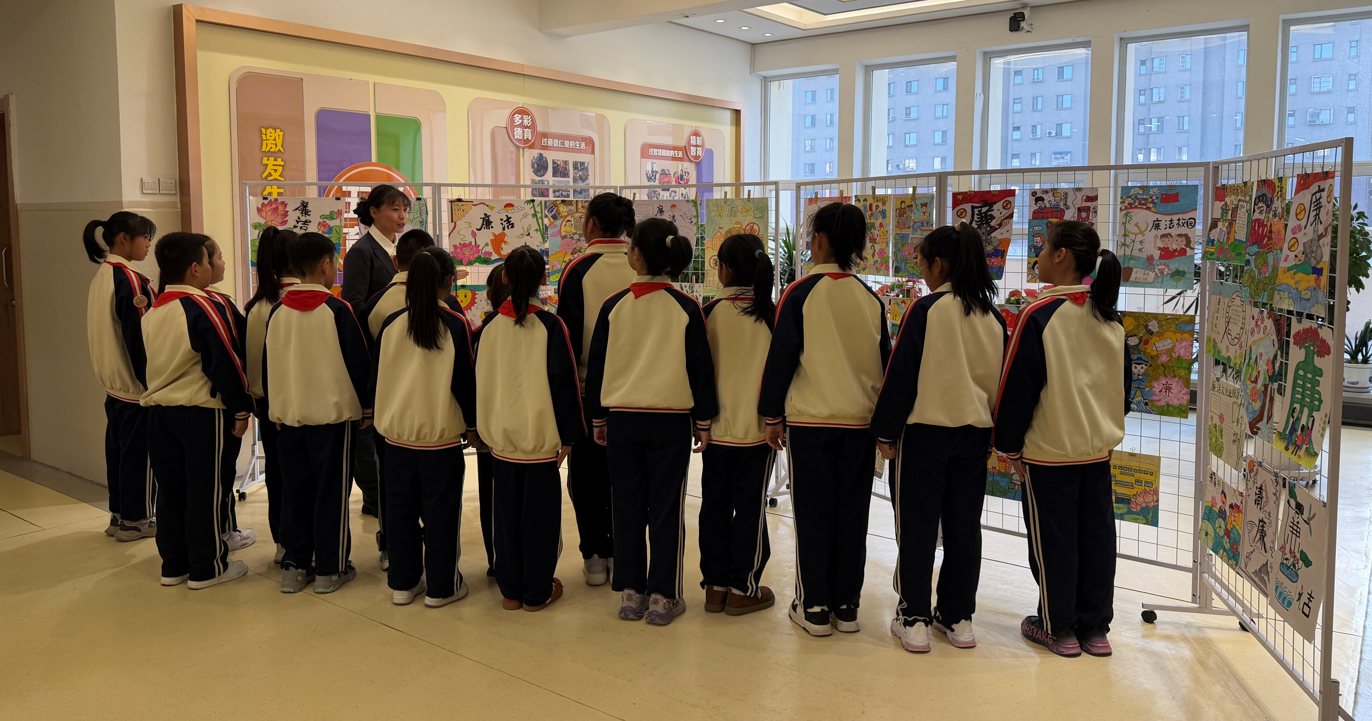 开原市育才小学开展廉洁主题书画作品展览(郑志娟 摄)