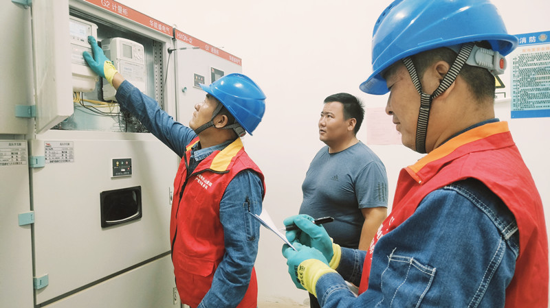 国网新疆电力工作人员到哈密市创兴面粉有限公司开展用电安全检查。(岳元雨 摄)