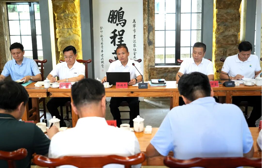 万宁市政企对话交流会现场,市委书记任端平与企业代表面对面交流,倾听诉求、回应关切。(熊章卫 摄)