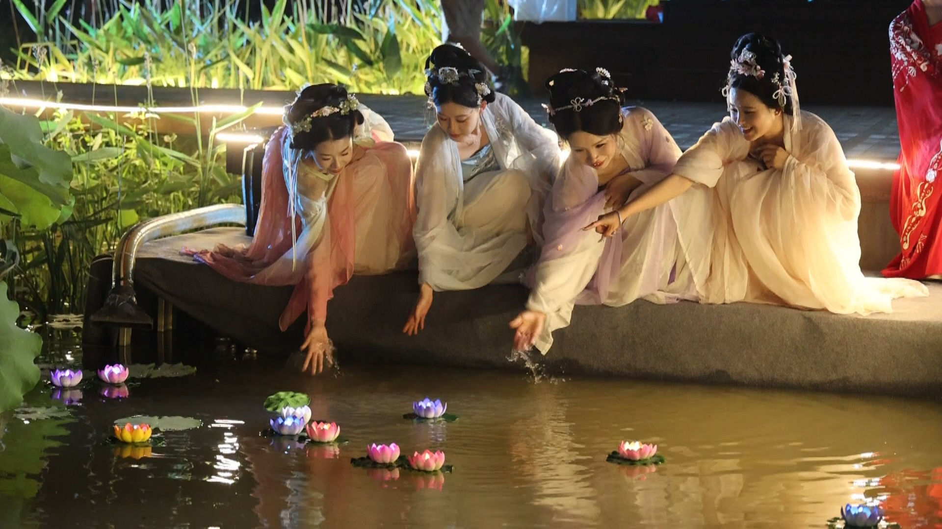 湖边放花灯(刘家 摄)