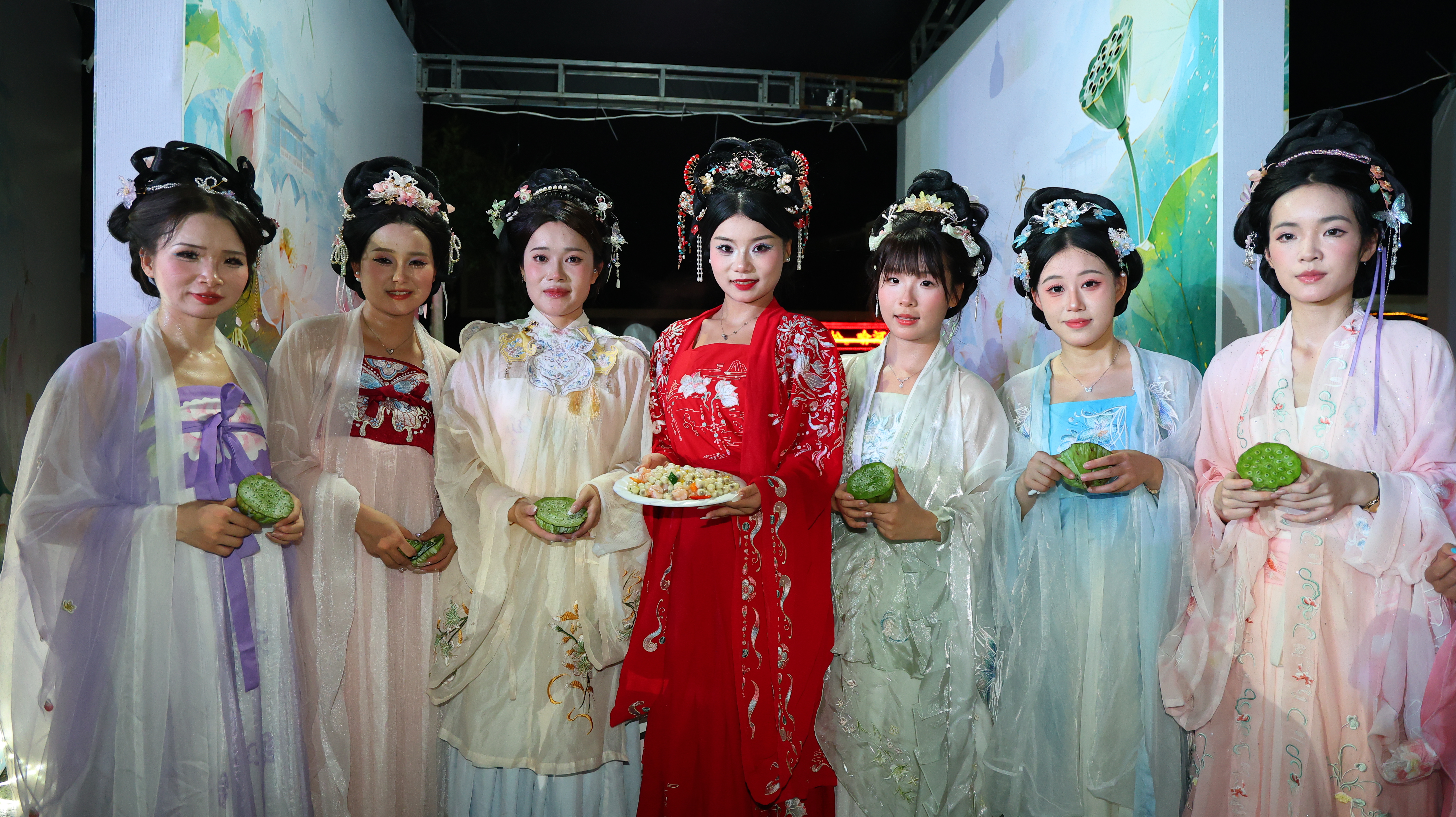 汉服巡游“七仙女”推介当地美食(刘家 摄)