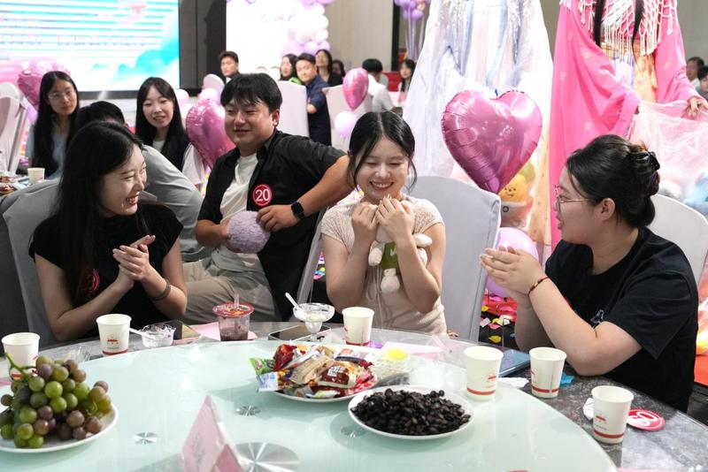 参与联谊活动的青年围坐一桌,在轻松互动中畅快交流。(梁可坤 摄)