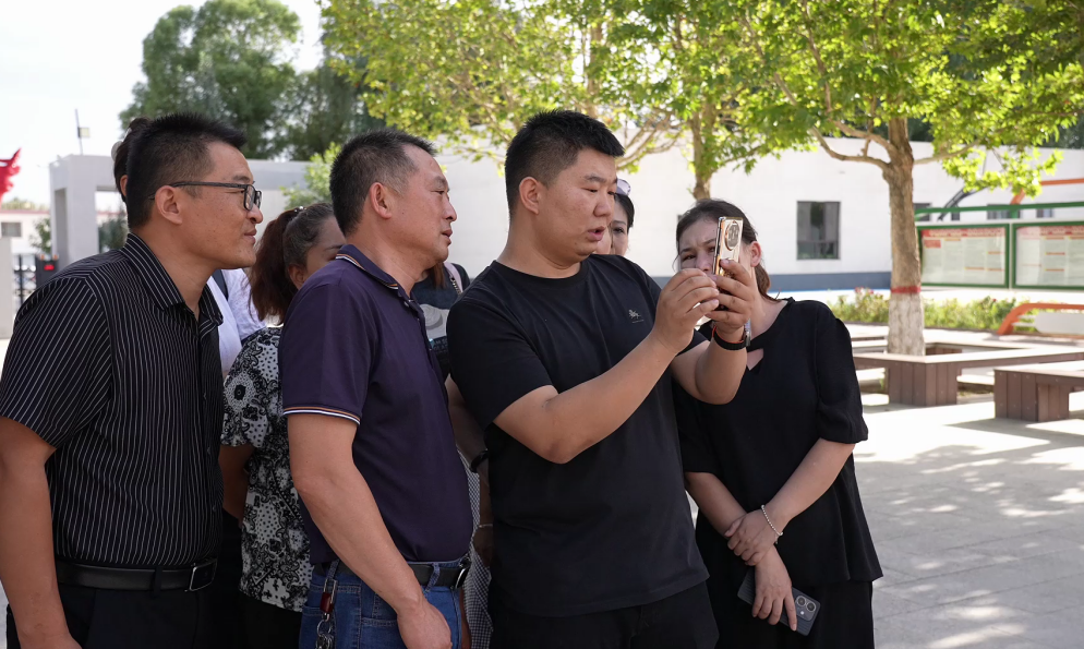 培训现场,学员们尝试实操。(阿卜杜艾则孜 摄)