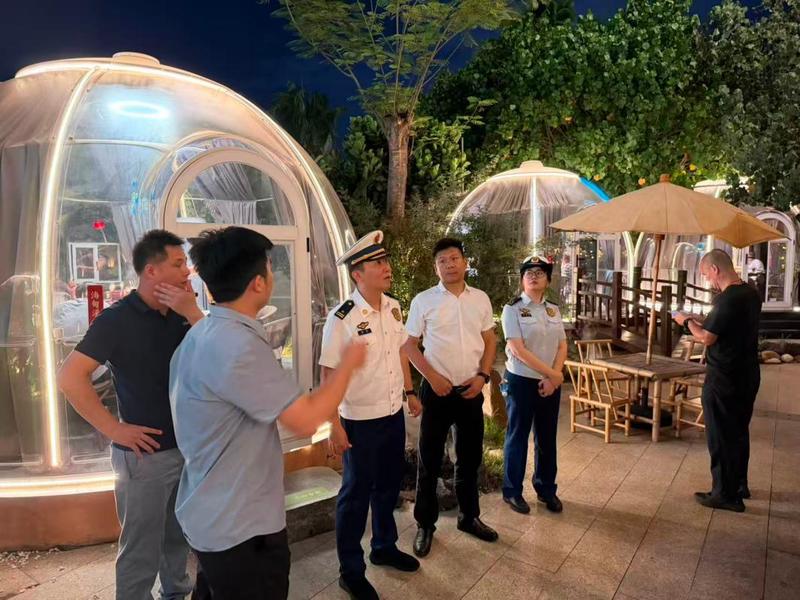 检查组现场督促场所落实隐患整改,开展消防安全宣传教育。(张夏瑜 摄)