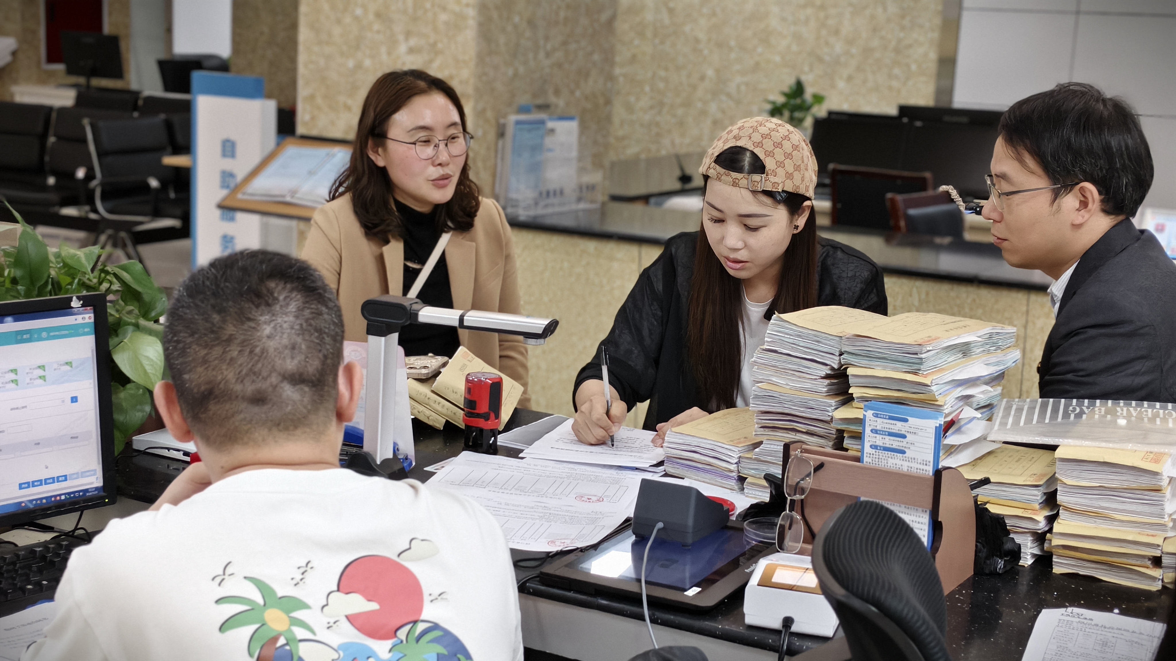 企业负责人填写开通网厅的申请表(胡杰利 摄)