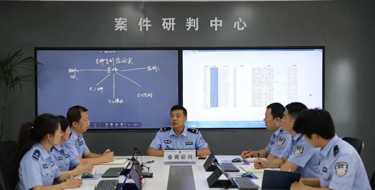 研判会上民警共同梳理案情(李晶 摄)