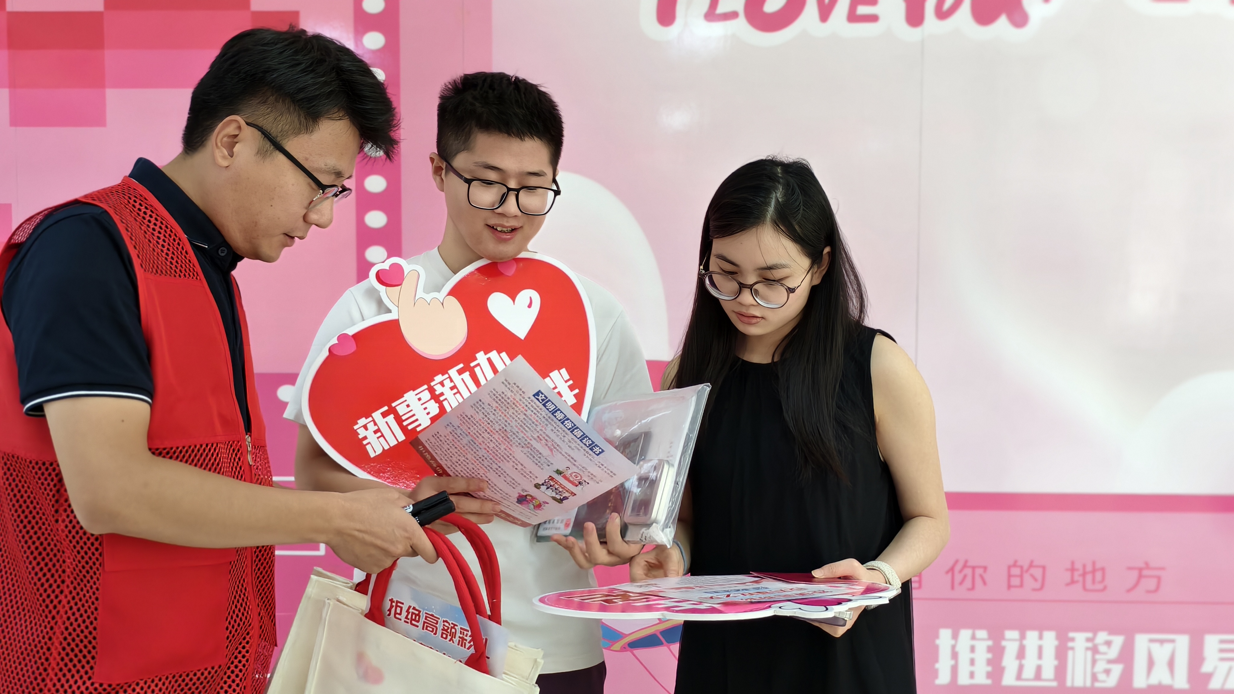 “我在新时代文明实践中心过七夕”移风易俗文明实践活动现场(黄蕾 摄)