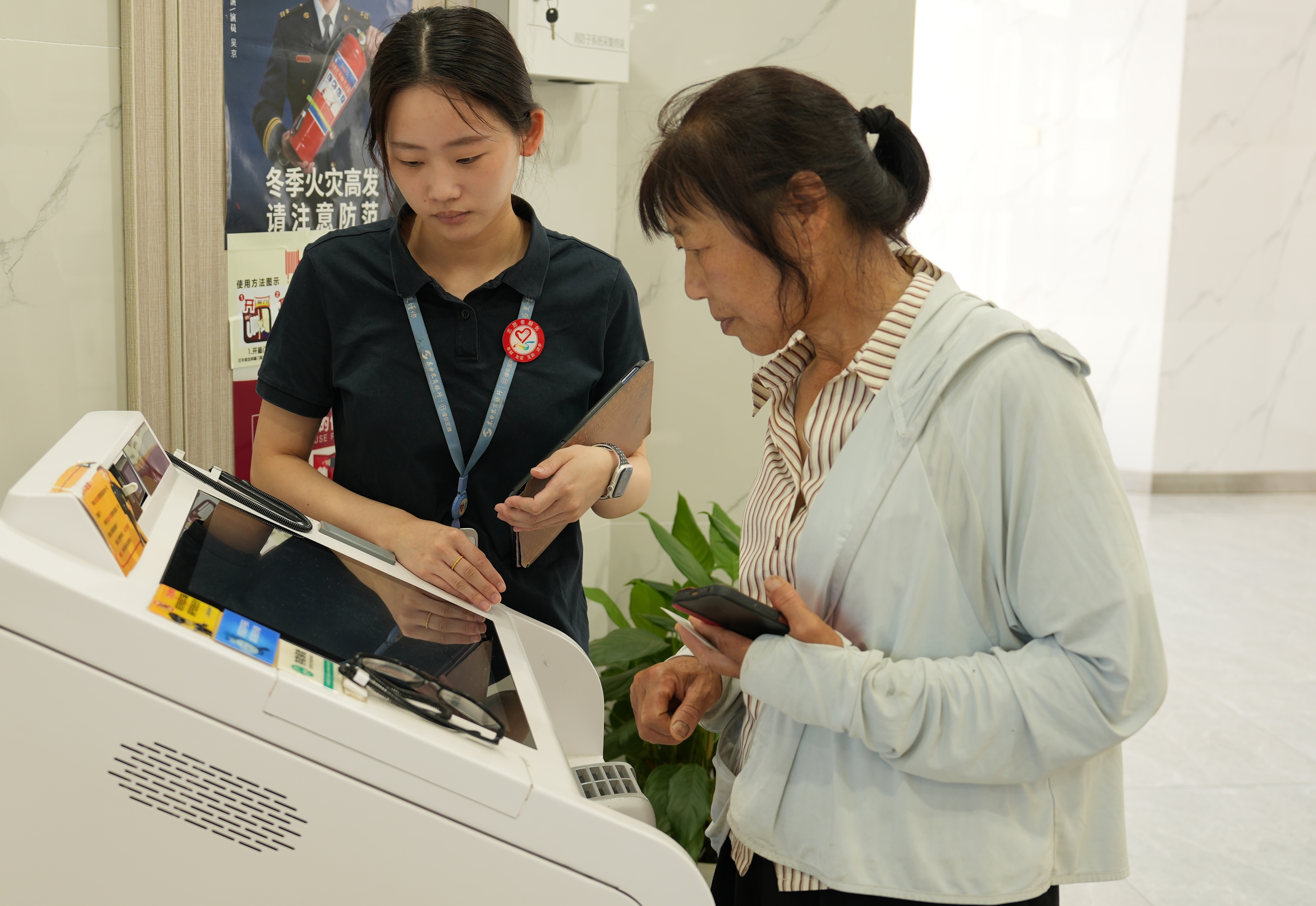 东台农商银行三仓支行工作人员正在协助客户办理业务 (丛伯地 摄)