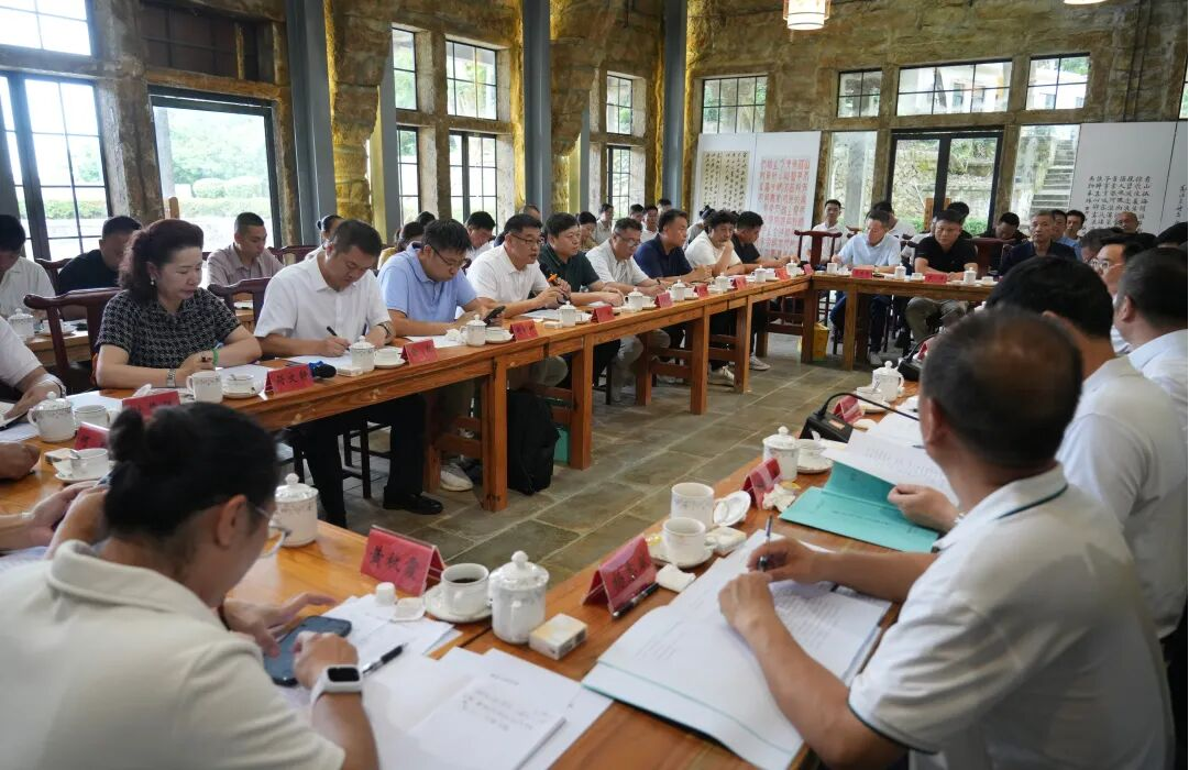 万宁市政企对话交流会现场,企业代表与市领导围坐一堂,认真聆听、记录交流。(熊章卫 摄)