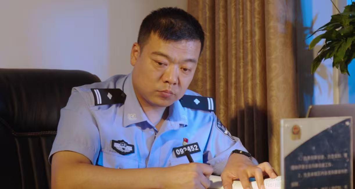 伏案细研线索的王鹏(李晶 摄)