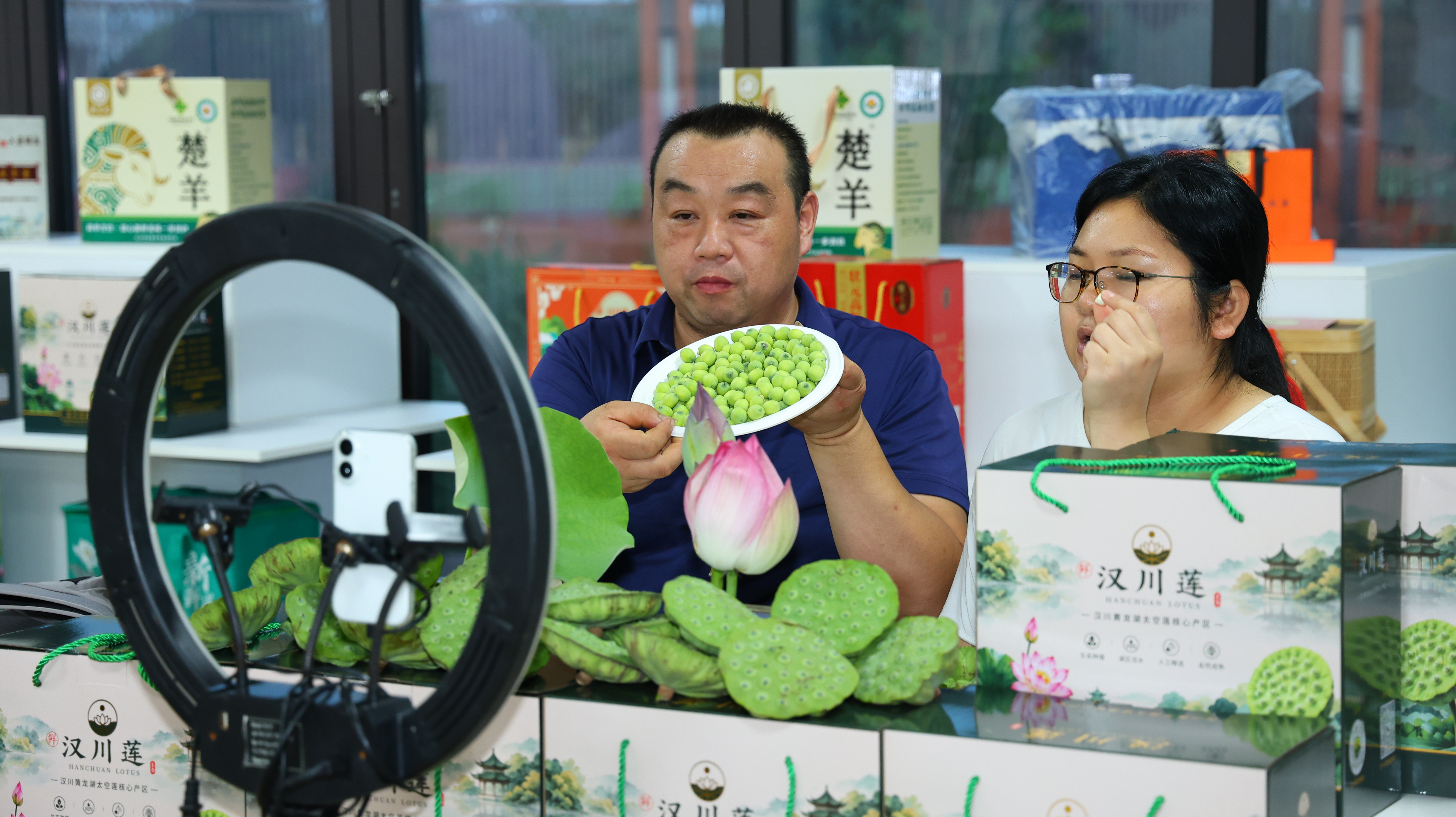 商家正在直播带货汉川莲(刘家 摄)
