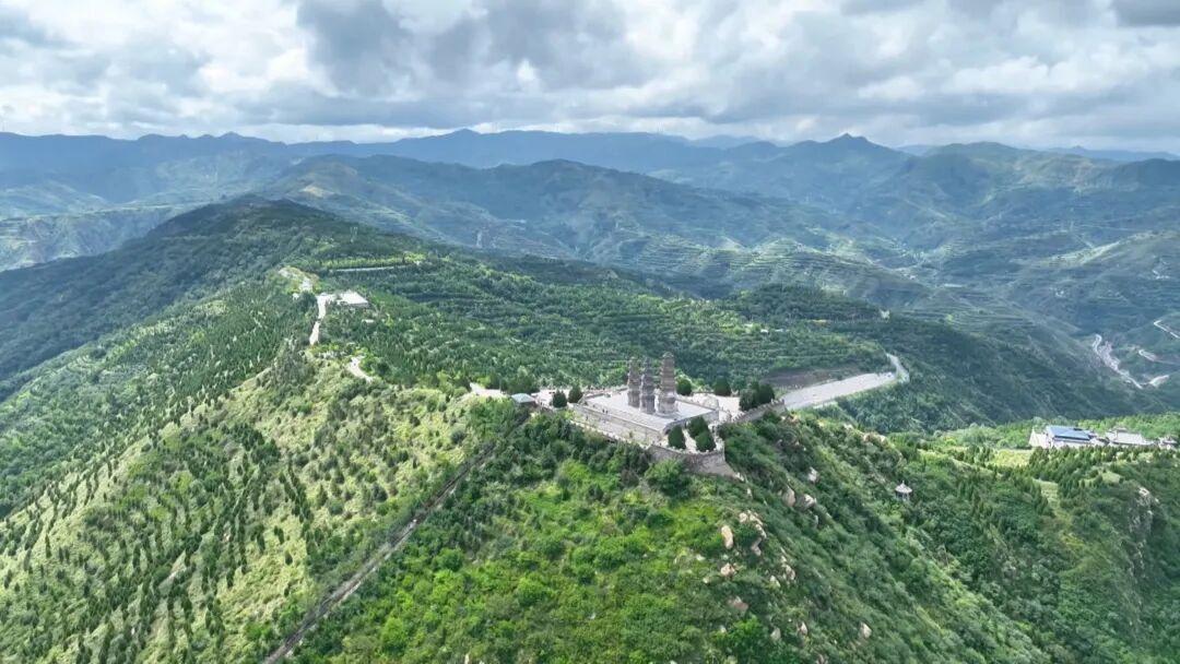 太谷南山层峦叠翠,绿色屏障绵延山间。(张可 摄)