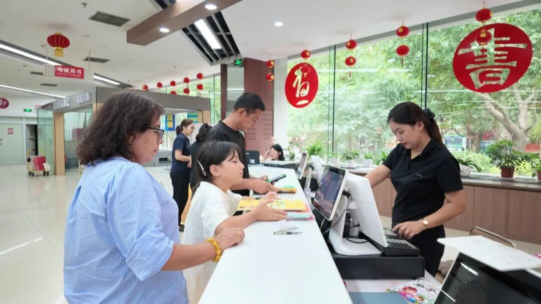 市民们领券购买书籍(王旭 摄)