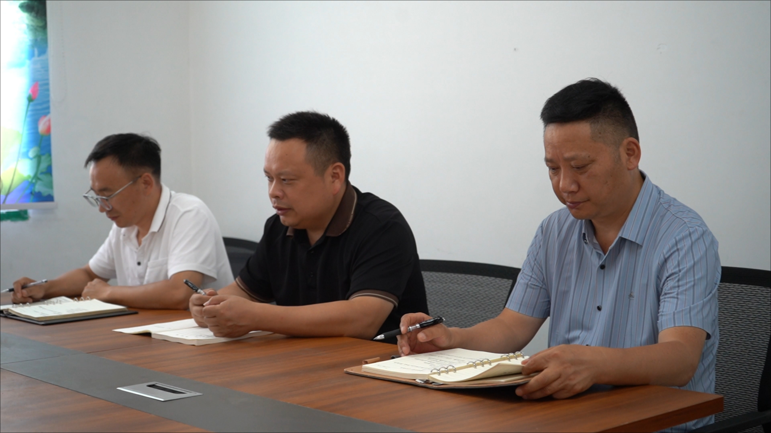 向士虎(右二)和镇村干部研究产业发展(徐兰婷 摄)