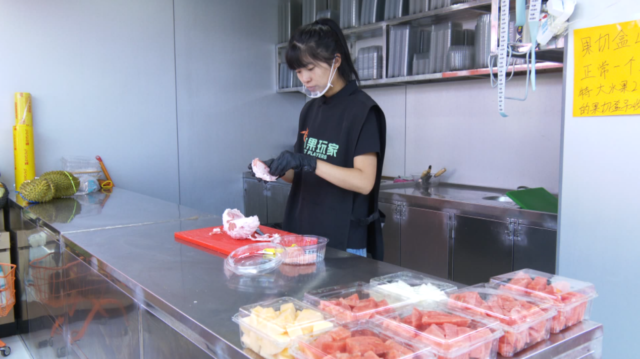 马星月专注地做果切(周方惟 摄)