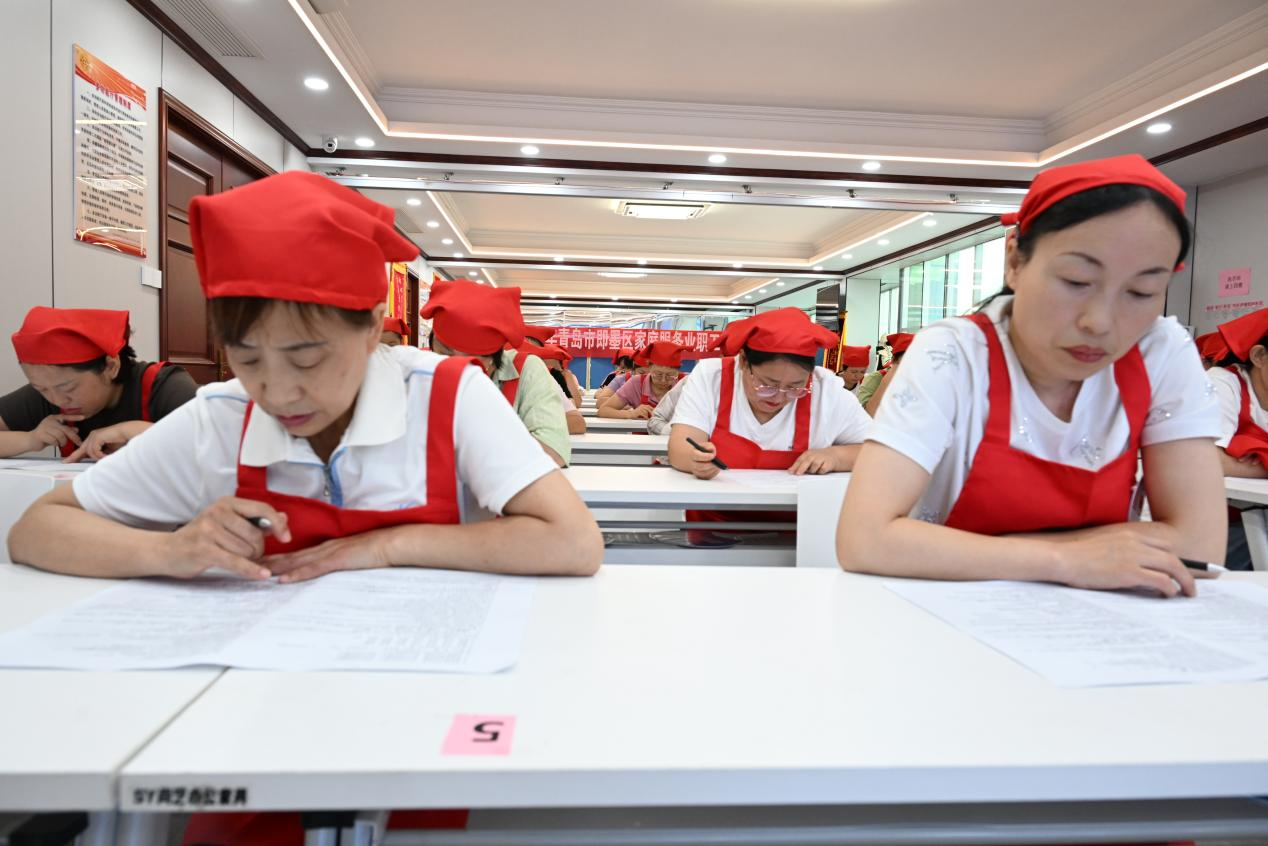 参赛选手在山东省青岛市即墨区家庭服务业职工技能大赛中进行理论笔试。(张涛 摄)