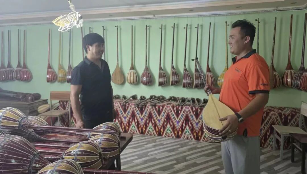 制作好的维吾尔族乐器(艾扎尔·艾合麦提 摄)