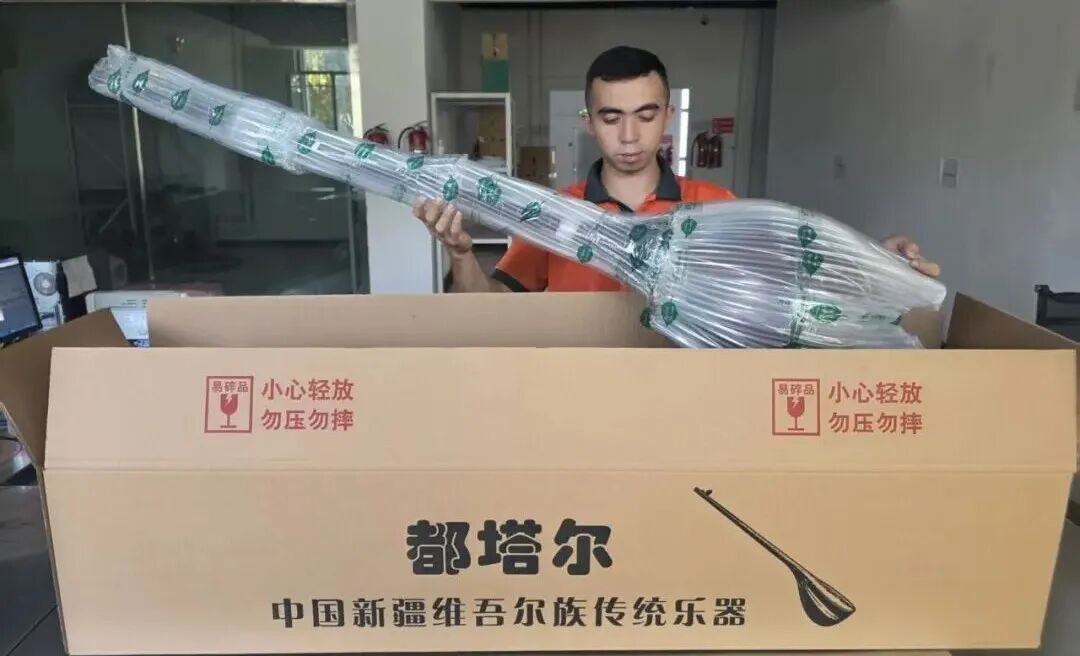 新和县邮政分公司打包都塔尔(艾扎尔·艾合麦提 摄)