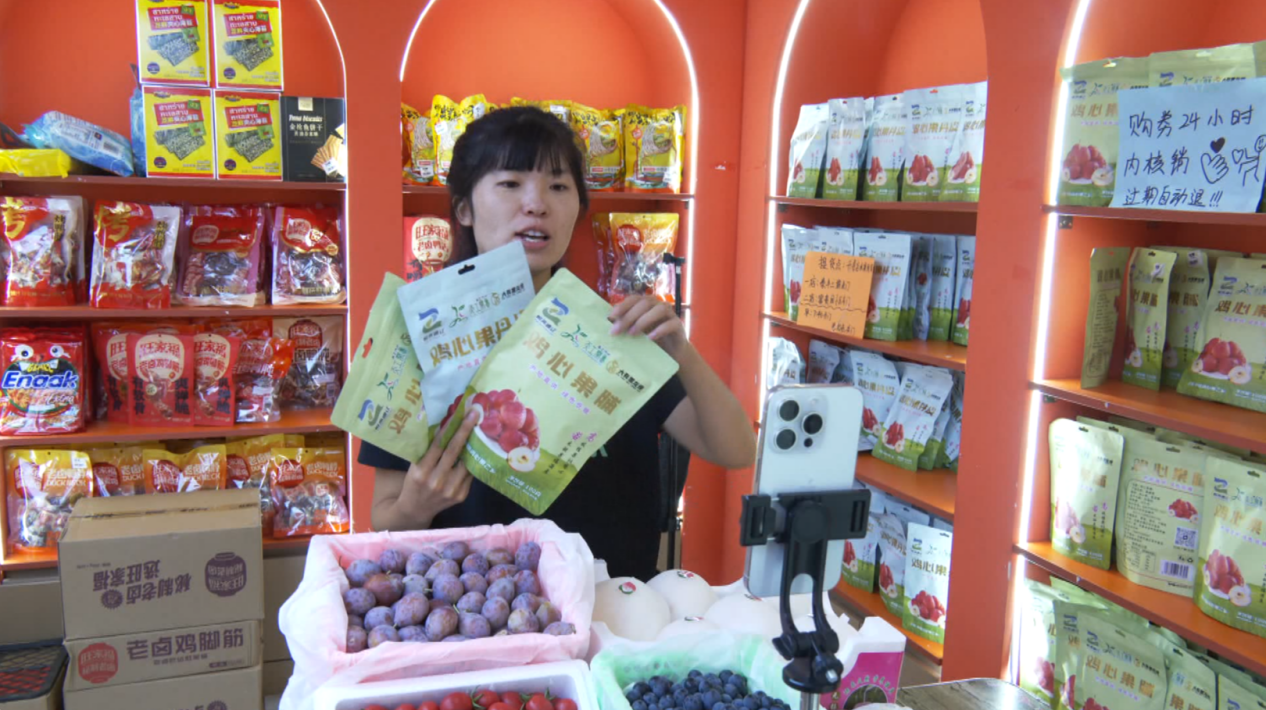 马星月在店里专设本地特色鲜果、果丹皮销售区。(马天乐 摄)