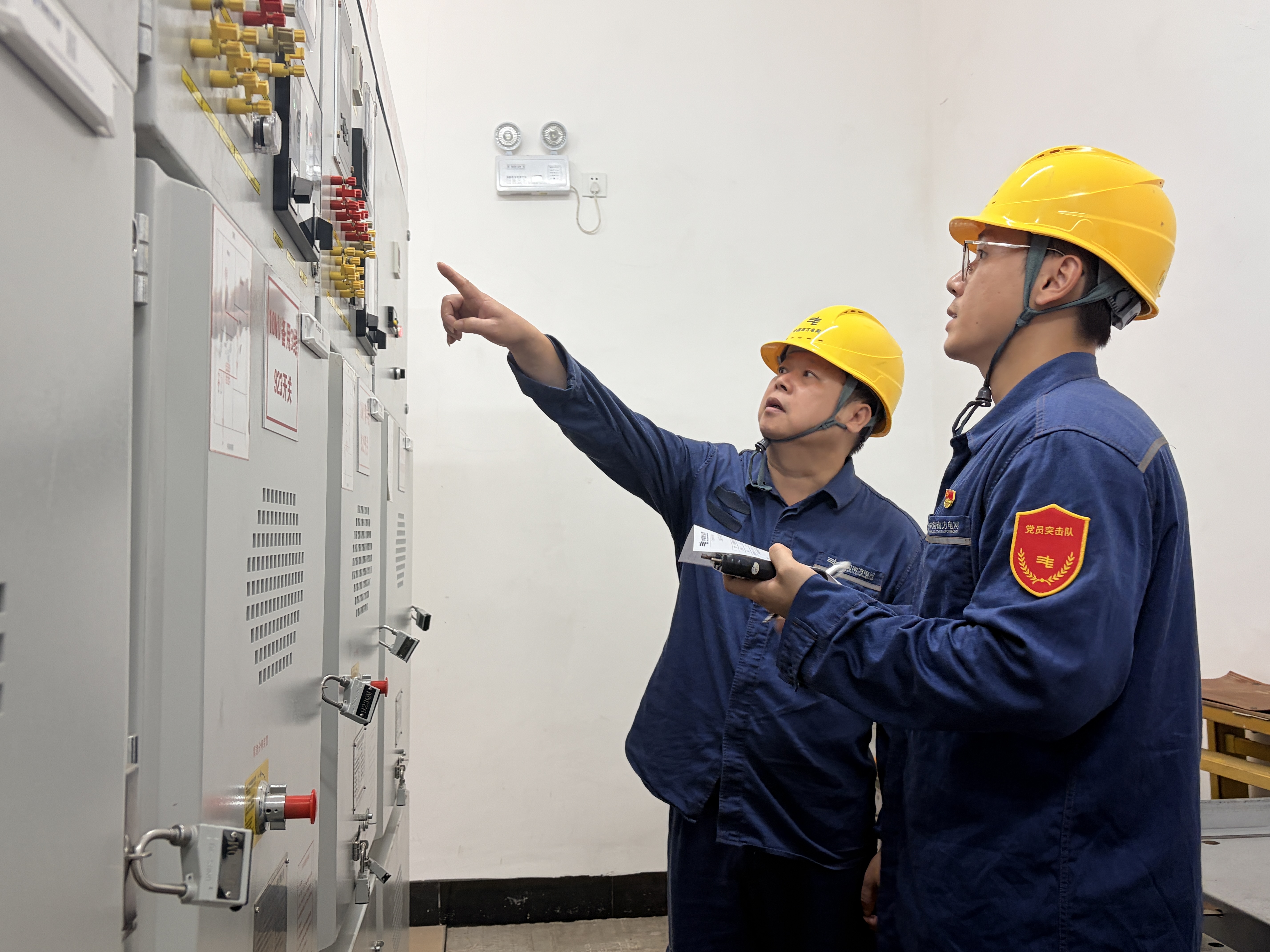 南方电网广西钦州供电局工作人员正在对平陆运河青年枢纽第二回外部电源线路开展送电前准备工作。(陆小娥 摄)